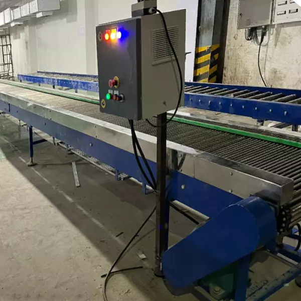 Pencil Chain Conveyor System Transporting Bulk Materials In Industrial Setting