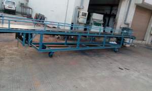 Bag Shifting Conveyor System Moving Bags Smoothly In Industrial Setting