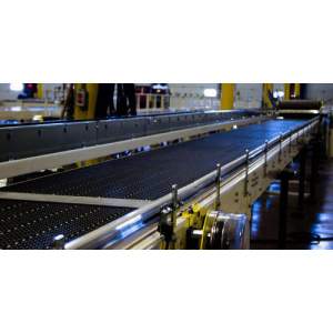 Industrial Chain Conveyor System Transporting Bulk Material