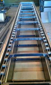Drag Conveyor System With Chain Flights Transporting Bulk Material