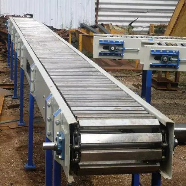 Industrial Slat Conveyor With Metal Slats Transporting Bulk Materials In An Industrial Plant