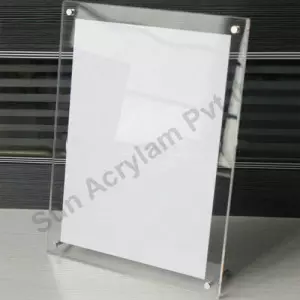 Clear Acrylic Sheet With Smooth Surface Reflecting Light